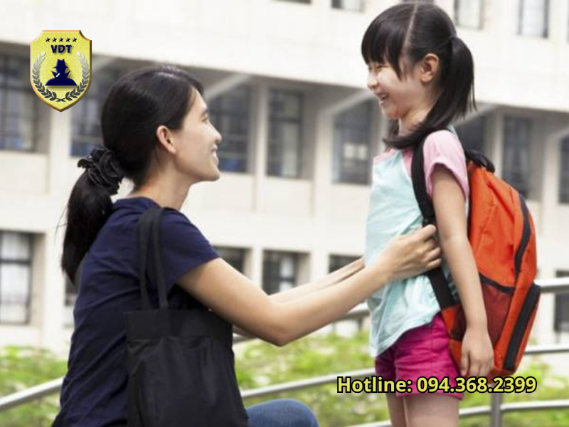 Có cách nào theo dõi con khi đi học mà không bị phát hiện không?